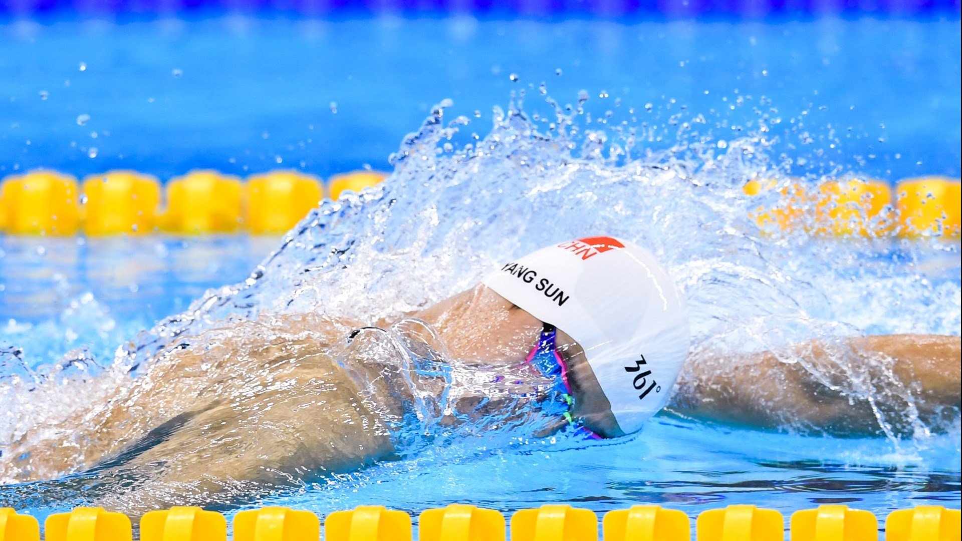 “德甲标志性比赛，场面火爆引人注目”，德甲的标志那个人是谁